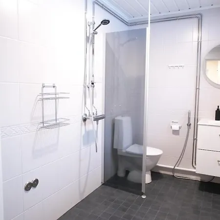 Kolmen Makuuhuoneen Talo - Oma Sauna Апартаменты Korholanmaki
